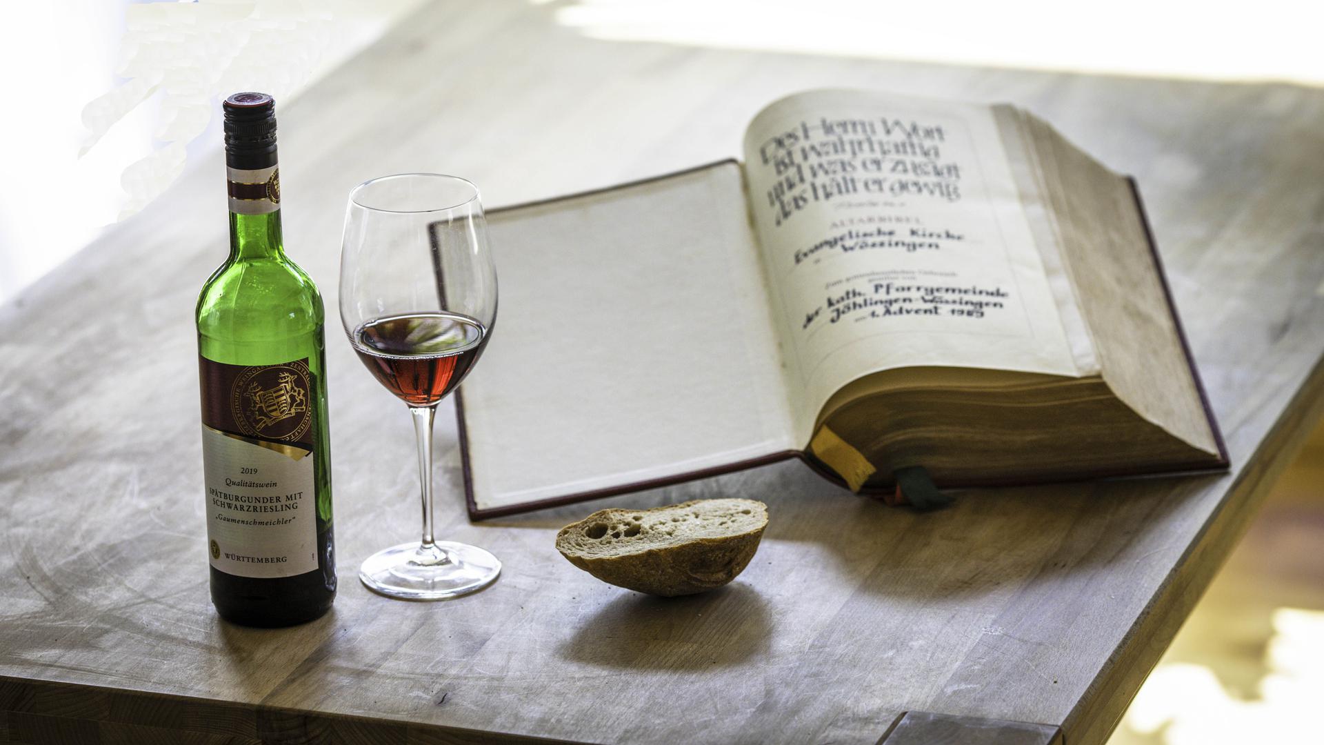 Stillleben mit Bibel und Wein