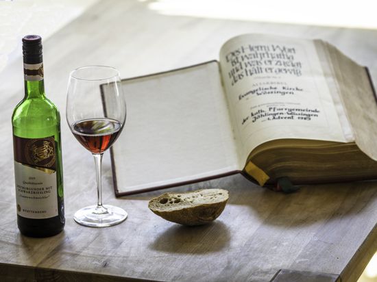 Stillleben mit Bibel und Wein