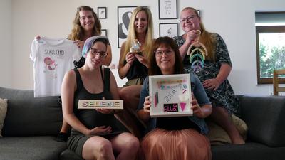 fünf Frauen halten Hobbyartikel in die Kamera