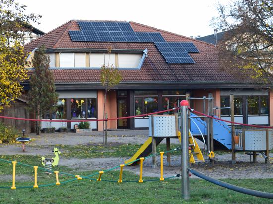 Solarzellen auf Dach von Kindergarten