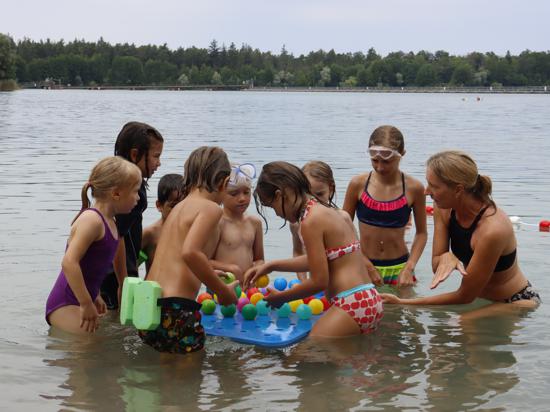 Eine Gruppe Kinder spielen im Wasser