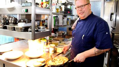 Restaurant- und Küchenchef Alexander Schuh in Eggenstein hat unlängst einen Auszubildenden eingestellt. 
