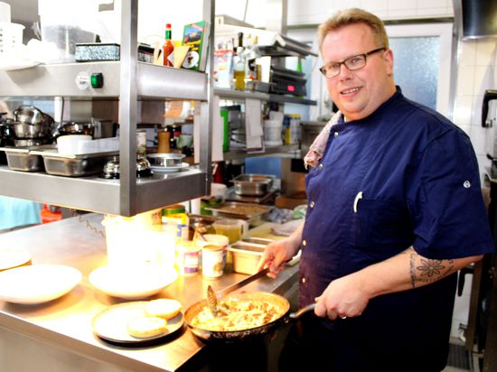 Restaurant- und Küchenchef Alexander Schuh in Eggenstein hat unlängst einen Auszubildenden eingestellt. 