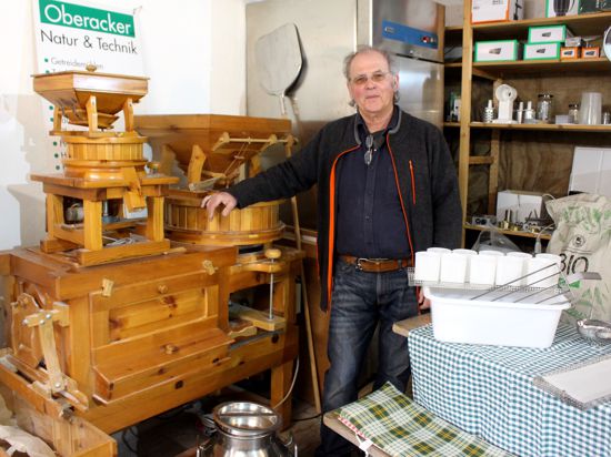 Wolfgang Oberacker aus Hochstetten bietet Maschinen zur Lebensmittelherstellung an. Die Getreidemühle im Bild hat er an einen Hobby-Bäcker im Rhein-Neckar-Kreis verkauft.            