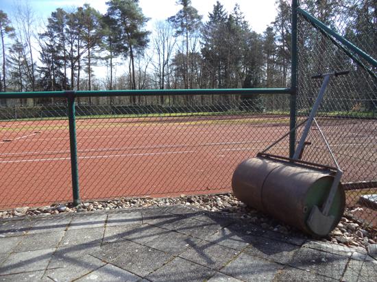 Die Walze ist ein wichtiges Utensil bei der Vorbereitung der Tennis-Plätze, wie hier beim TC Staffort.