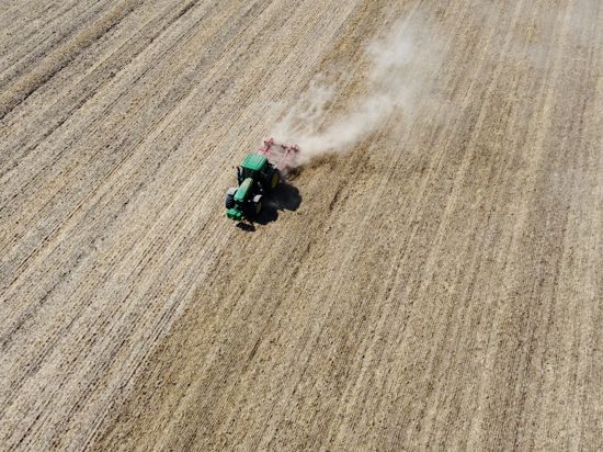 Ein Bauer eggt mit seinem Traktor ein abgeerntetes Getreidefeld. (Luftaufnahme mit einer Drohne). +++ dpa-Bildfunk +++