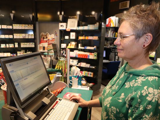 Per Terminal und Gesundheitskarte wird das elektronische Rezept eingelöst, erläutert Apothekerin Ulrike Neubauer in der der Blumenapotheke in Blankenloch.