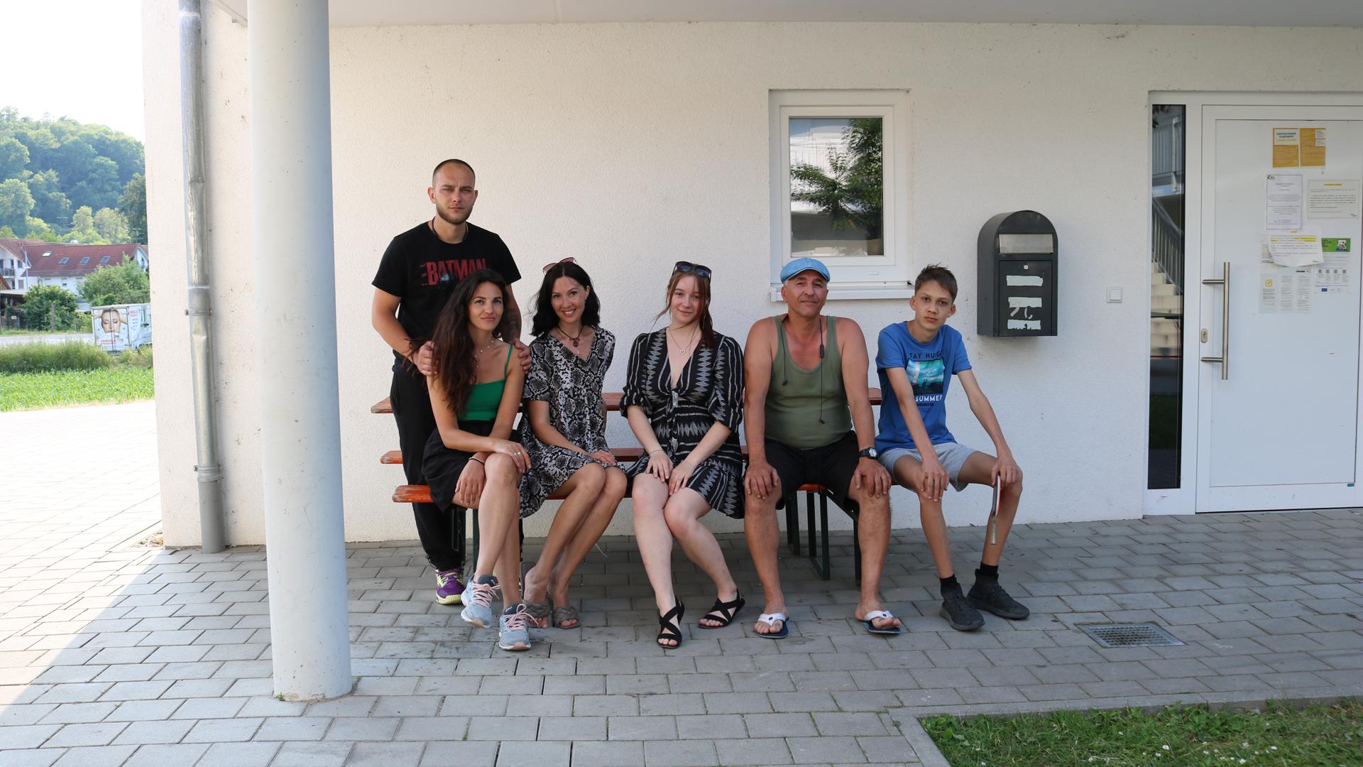 Oléna (Dritte von links), Dariia und Sergeii wohnen in der Unterkunft in der Jöhlinger Straße. Die anderen Personen haben sich am Interview nicht beteiligt, wollten aber gerne mit aufs Foto.  