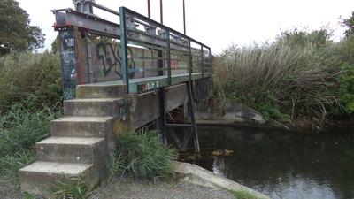 Auf dem Foto ist eine Wehrbrücke bei der Pfinz-Heglach in Stutensee. Sie könnte mit dem umliegenden Grabensystem zum Hochwasserschutz genutzt werden.