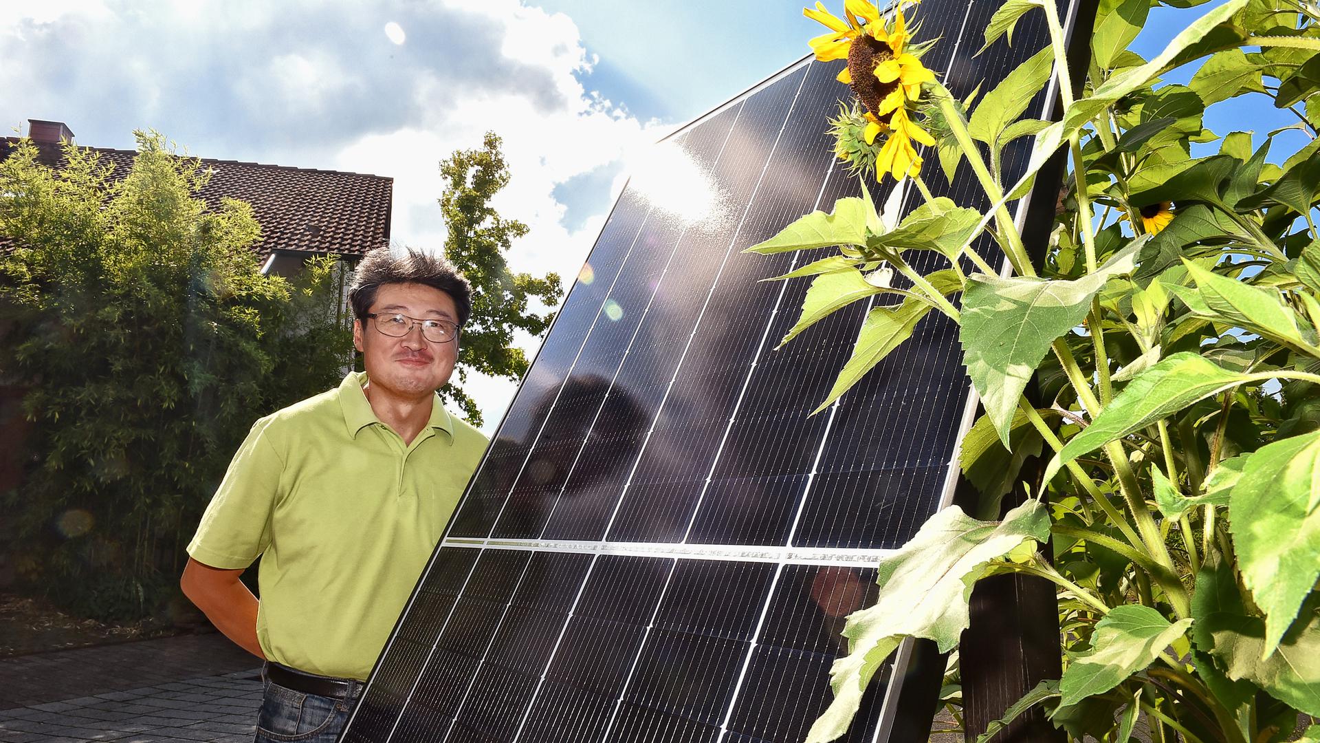 Yong Chun aus Linkenheim-Hochstetten, Solaranlagen-Installateur und seine Photovoltaikmodule
