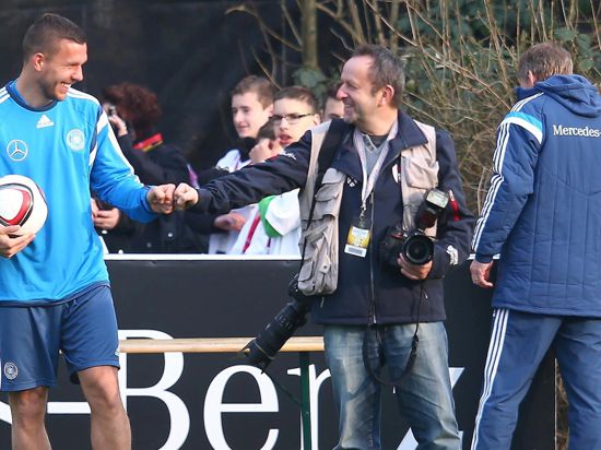 Guter Draht: Der Dettenheimer Sportfotograf mit dem früheren Fußball-Nationalspieler Lukas Podolski.