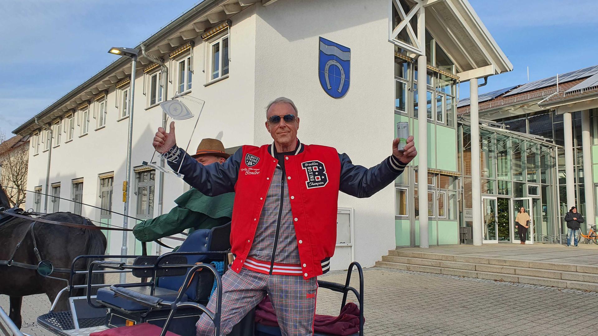 Fährt mit der Kutsche vor: Rainer Gottwald posiert vor dem Rathaus seiner Heimatgemeinde Dettenheim. 