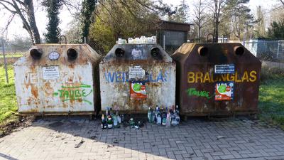 Leere Flaschen beim Glascontainer  am Rußheimer Recyclinghof 