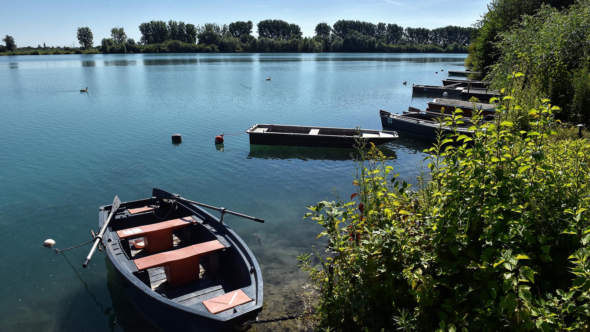 Boote liegen am Rand des Baggersees Giesen bei Liedolsheim.