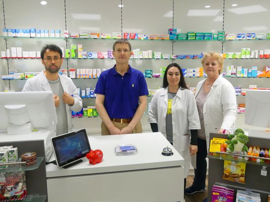 Rundum glücklich sind Filialleiter Mahmoodi Jawad, Inhaber Markus Längin, Nursan Aydogan und Sabine Duran (von links) über ihre in Rußheim neu eröffnete Bavaria-Apotheke. 