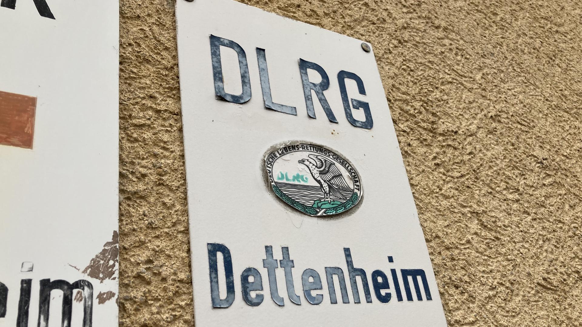 Blechschild mit der Aufschrift „DLRG Dettenheim“ 