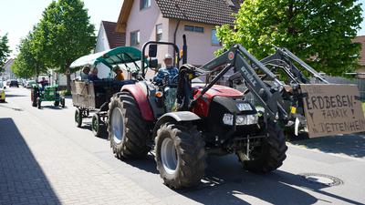 Mit dem Traktor durch die Gemeinde: Die „IG gegen Geothermie in Dettenheim“ war am Samstag unterwegs, um für die Bürgerinformationsveranstaltung am Montag zu werben und mit den Bürgern ins Gespräch zu kommen. 