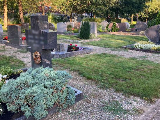 Lücken zwischen Erdgräbern auf dem Friedhof Dettenheim-Liedolsheim