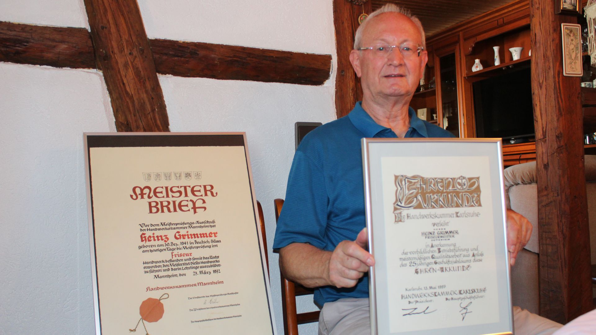 Heinz Grimmer mit sienem Meisterbrief und der Ehrenurkunde zum 25-jährigen Berufsjubiläum