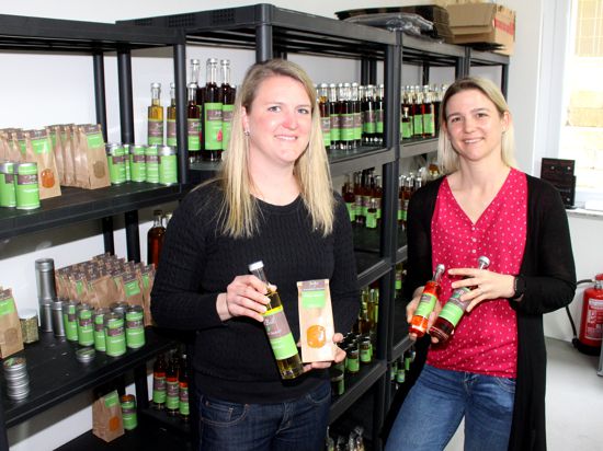 Setzen auf Nachhaltigkeit. Jessica Deutsch (re.) und ihre Schwester Isabel Schönweiler produzieren aus Kräutern und Beeren aus der Region Lebensmittel in ihrer Manufaktur.
