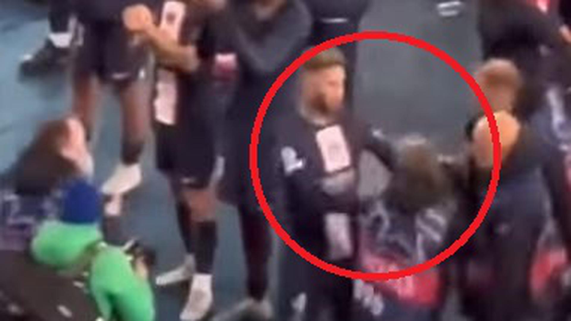 PSG-Spieler Sergio Ramos schubst den Dettenheimer Sportfotografen Markus Gilliar