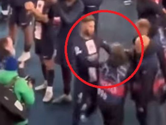 PSG-Spieler Sergio Ramos schubst den Dettenheimer Sportfotografen Markus Gilliar
