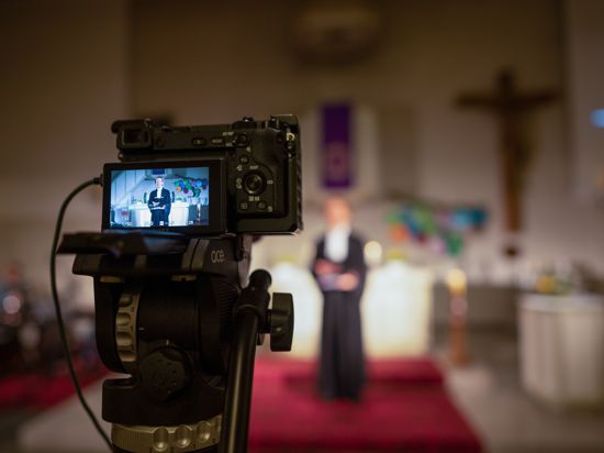 Eine Videokamera zeichnet einen Gottesdienst mit Pfarrer Simon Roth in Liedolsheim auf.