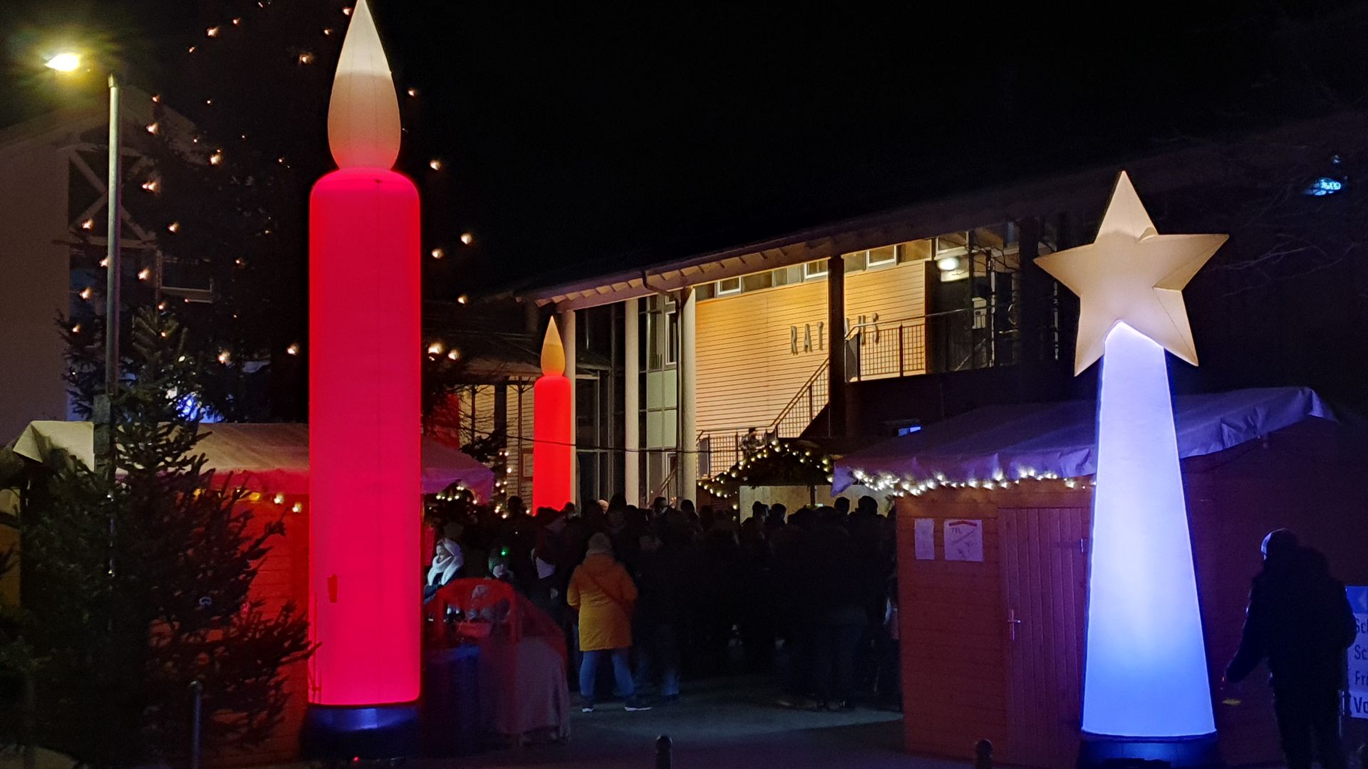 In Liedolsheim begrüßen ein Stern und eine Kerze die Besucher auf dem Weihnachtsmarkt.