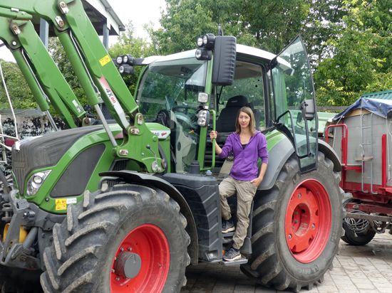 Hanna Stegili nutzt auf ihrem Gut Werrabronn  einen mit GPS ausgerüsteten Traktor. Im Blick auf Betriebsgröße und Kosten plant sie keine weitere Digitalisierung. 