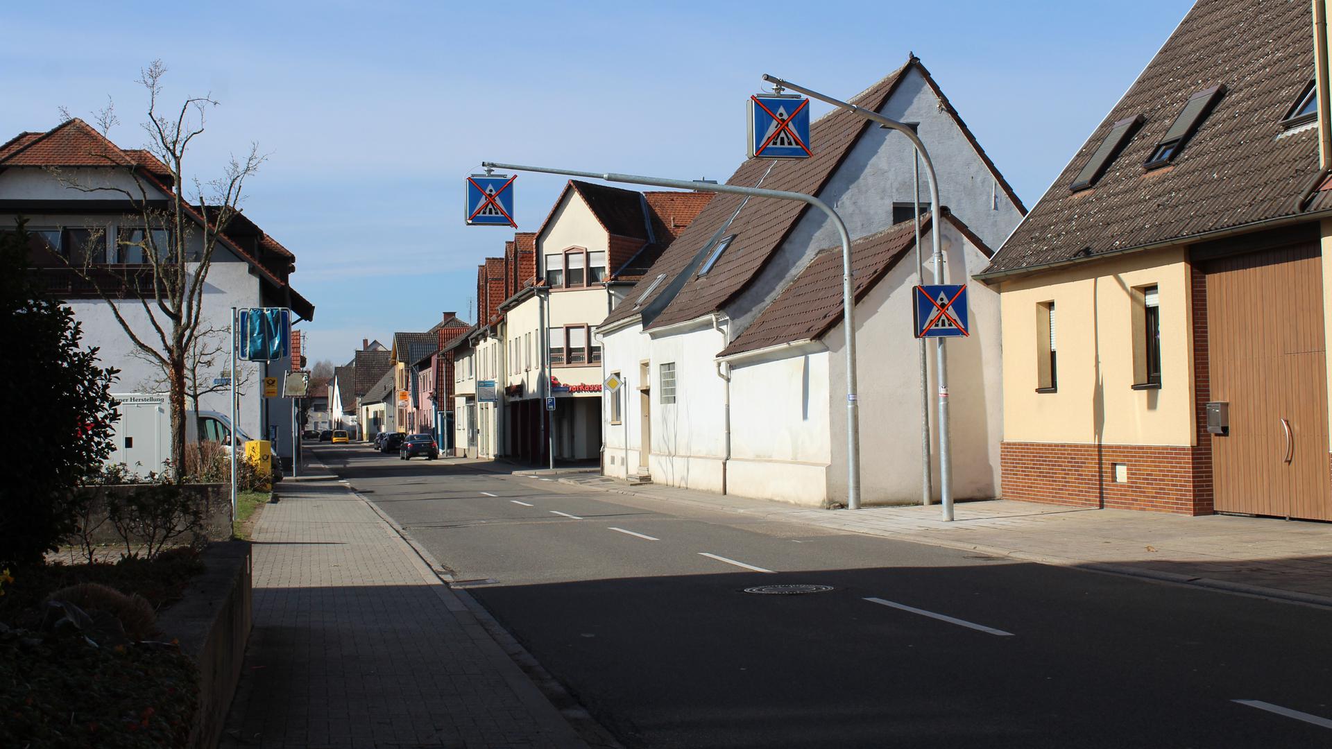 In der Huttenheimer Straße in Rußheim stehen schon die Hinweisschilder auf den neuen Zebrastreifen