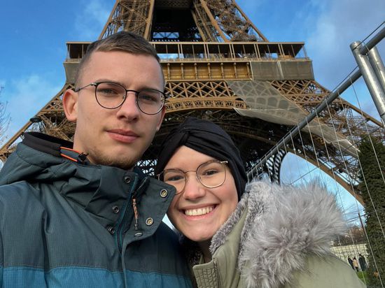 Emily und ihr Verlobter vor dem Eiffelturm
