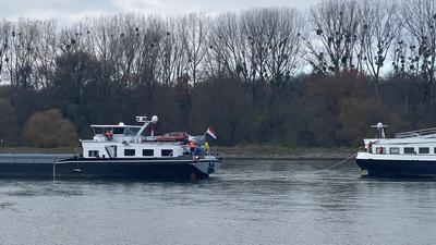 Steckt fest: BNN-Leser Marcel Kulz beobachtet in Dettenheim das festgefahrene Schiff auf dem Rhein.