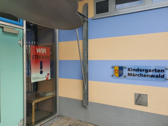 Vor verschlossener Tür: Die Mitarbeiter und Mitarbeiterinnen des Kindergartens Märchenwald sind dem Streikaufruf der GEW gefolgt.