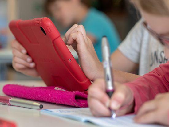 Grundschüler nutzen ein Tablet. Viele Schulen stehen bei der Digitalisierung des Lernens erst am Anfang. Doch Corona habe da sicherlich einen Schub gebracht. (zu dpa: «Plötzlich digital: Wie Corona das schulische Lernen verändert hat») +++ dpa-Bildfunk +++