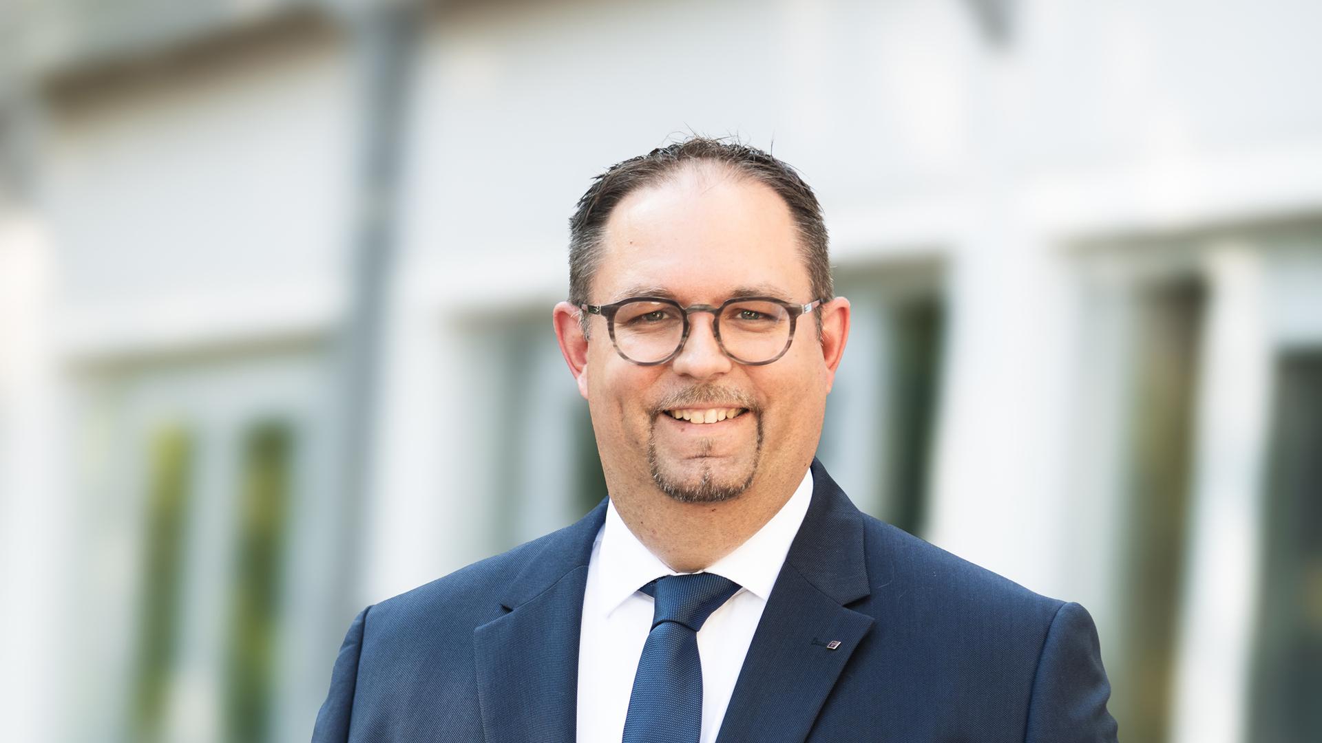 Möchte Bürgemeister werden: Seit April 2022 ist Dominik Wolf für die FDP im Gemeinderat in Eggenstein-Leopoldshafen. Jetzt will der in der Gemeinde heimische Kommunalpolitiker die NAchfolge von Bernd Stober antreten.