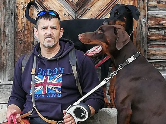 Jürgen Stiller, der 1. Vorsitzende des Hundevereins „Hundefreunde Vier Pfoten e. V.“ in Weingarten, mit seinen Dobermännern Coco und Caruso.