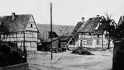 Die Geschichte des Eggensteiner Ankerbergs reicht zu den Römern zurück. Auf diesem Foto aus der Zeit um 1925 ist links das Heimathaus zu sehen, das von 1618 datiert.                      