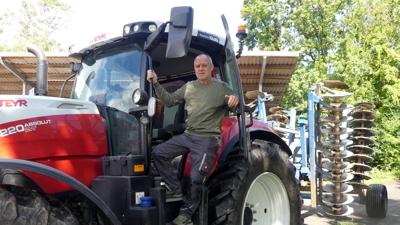Die Weizenernte lief für den Eggensteiner Landwirt Frank Backenstoß gut und ähnlich wie 2022. Wie Nachbarkollegen verzeichnet er aber bei Roggen geringere Erträge. 