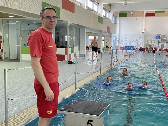 Auf jeden Schwimmanfänger kommt bei der von Andreas Büsing (vorn) geleiteten DLRG Nordhardt bei einer Teilnehmerzahl von sechs Kindern in den Kursen ein Ausbilder. 