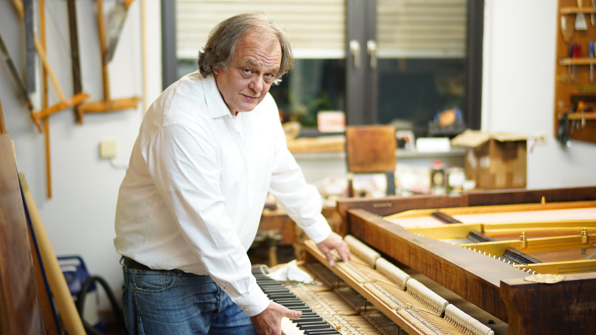 In der Werkstatt: Klavierbaumeister Frank Hötzel restauriert alte Flügel und Klaviere. Zurzeit arbeitet er an einem 150 Jahre alten Flügel der Firma Blüthner.  