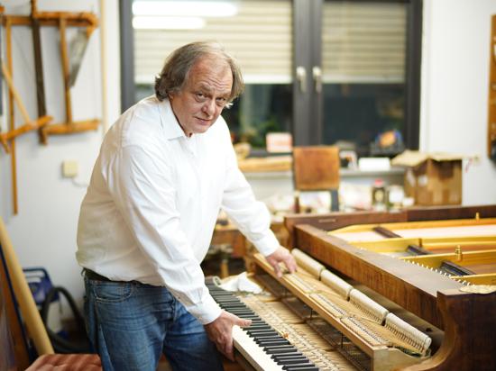 In der Werkstatt: Klavierbaumeister Frank Hötzel restauriert alte Flügel und Klaviere. Zurzeit arbeitet er an einem 150 Jahre alten Flügel der Firma Blüthner.  