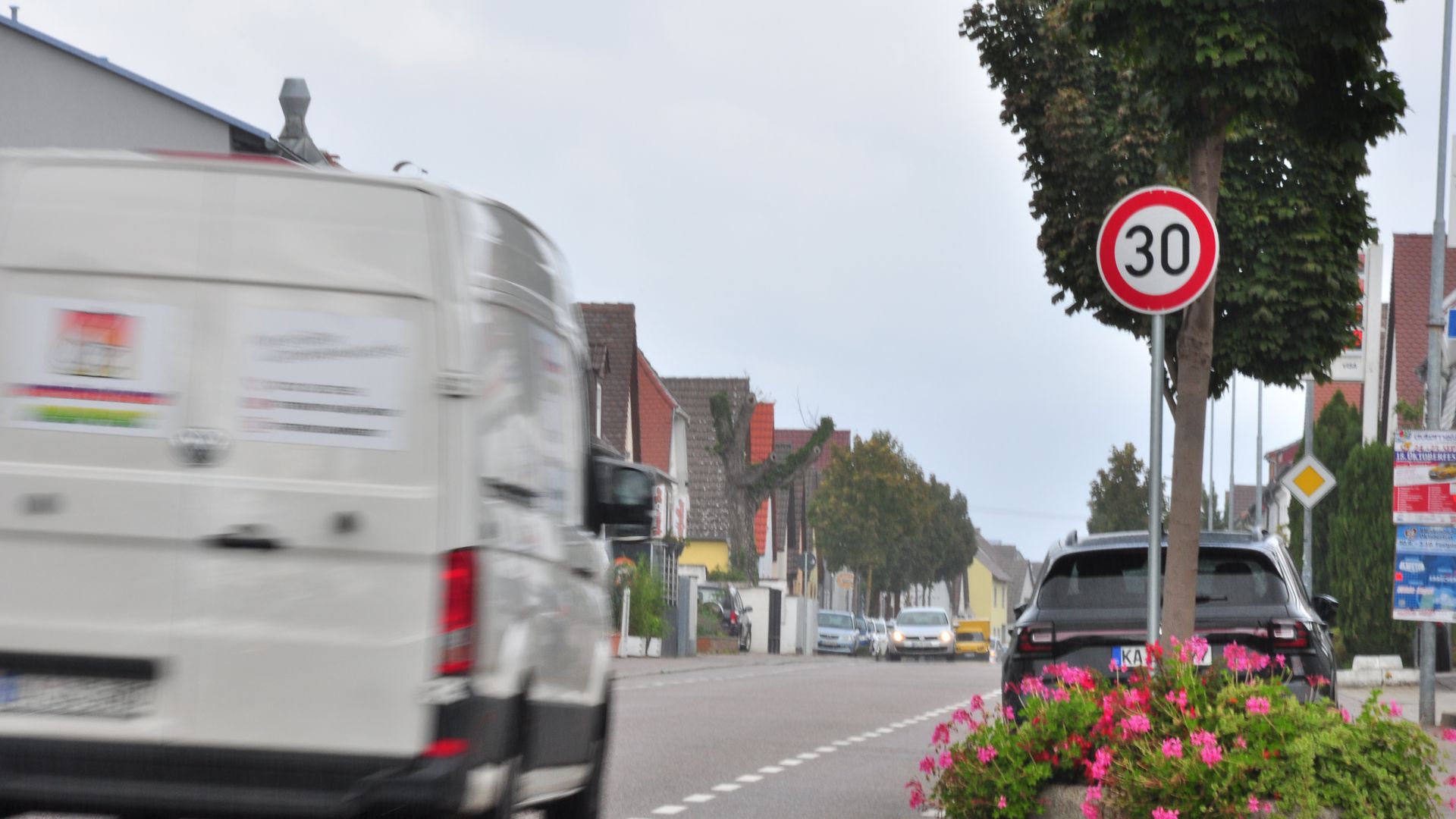 Ein Lieferwagen fährt in Eggenstein an einem Tempo 30-Schild vorbei.