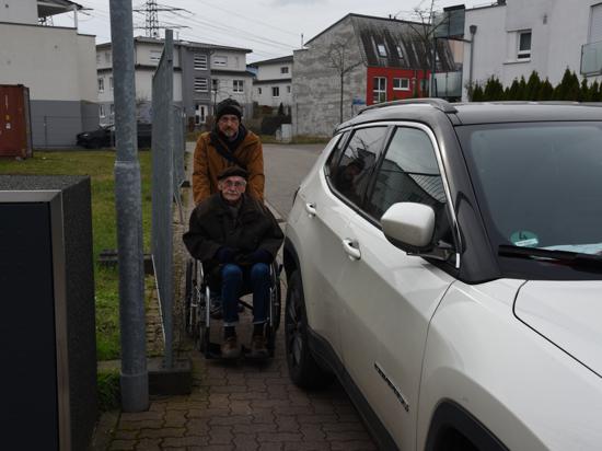 Kein Durchkommen für Rollstuhl oder Kinderwagen: Wie hier im Brüsseler Ring stoßen Pheilipp Schreck und sein Sohn Ralf bei dem Barrieretest regelmäßig auf Autos, die auf Gehwegen parken.