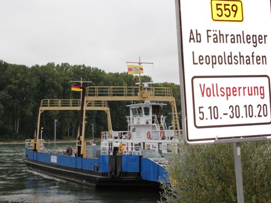 Fähre am Rhein bei Leopoldshafen, Hinweisschild auf Sperrung