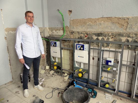Die Fortschritte bei den Arbeiten in den Sanitärbereichen der Lindenschule begutachtet Eggenstein-Leopoldshafens Gebäudemanager Marius Lackus. 