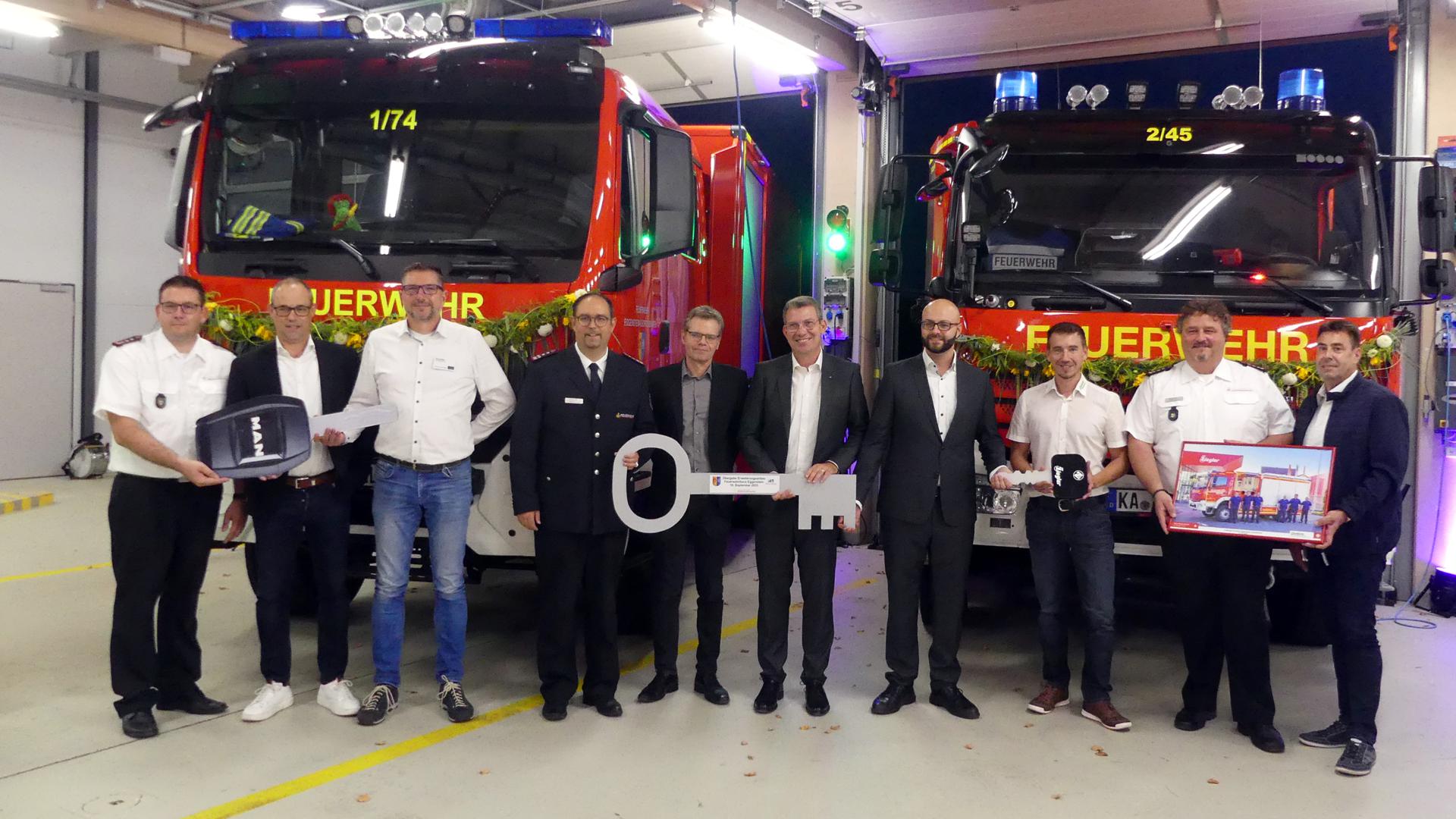 Auf die geistliche Segnung der neuen Feuerwehrfahrzeuge der Feuerwehr Eggenstein-Leopoldshafen und des erweiterten Gerätehauses folgte die symbolische Schlüsselübergabe. 