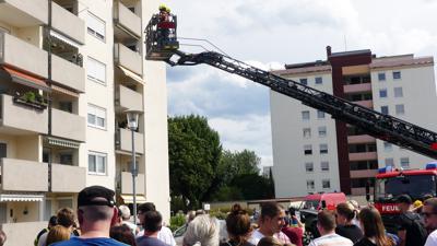 Blickfang: Am achtstöckigen Übungsobjekt in Leopoldshafen waren unterstützend auch Kräfte der Feuerwehr Linkenheim-Hochstetten mit ihrer Drehleiter zur Menschrettung im Einsatz. 