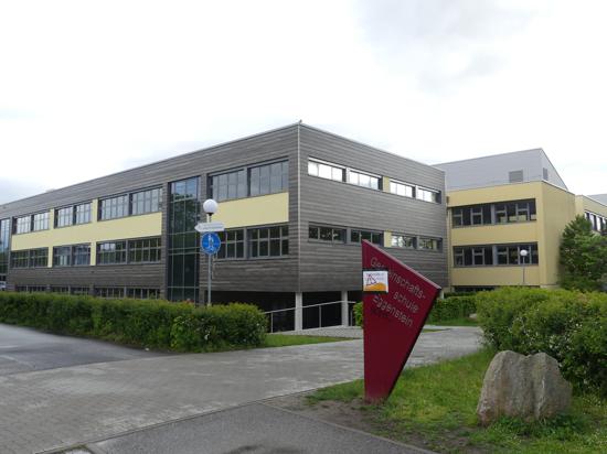Die Gemeinschaftsschule Eggenstein vom Schulhof betrachtet.