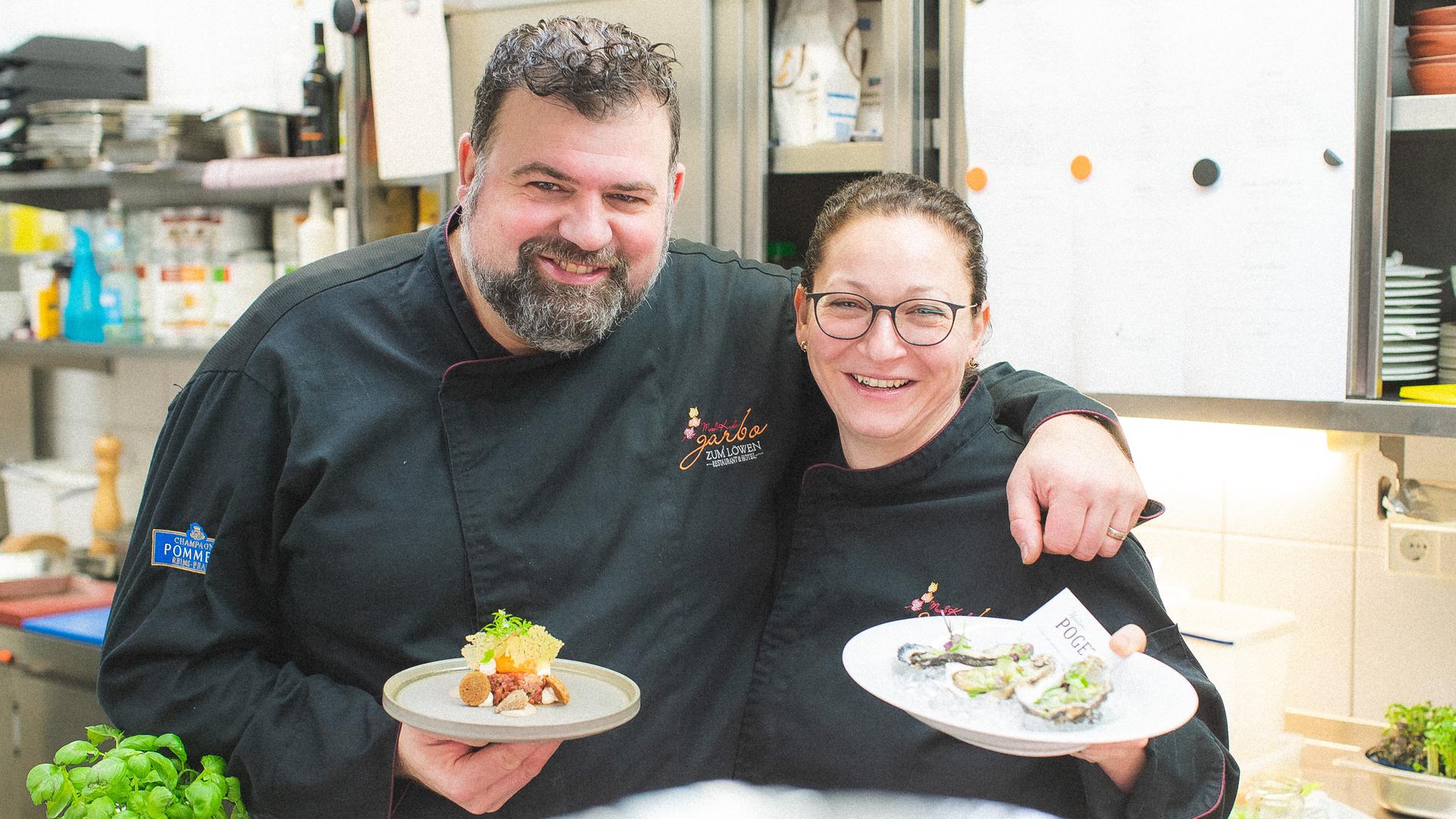 „garbo“-Küchenchef Marcel Kazda und seine Frau Hermine präsentieren zwei Gänge des Low Carb-Menüs: Tatar vom Albtaler Rind und Bretonische Poget Auster