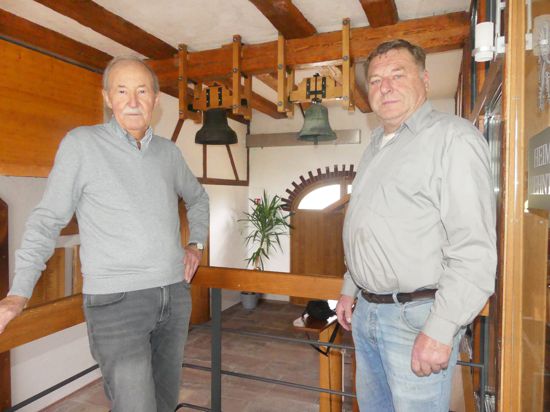 Erhalten: Frank Hauler brachte die Linkenheimer und Hochstetter Rathausglocken im Heimathaus an und Heimatkundler Manfred Becker (links) kennt die historischen Details. 